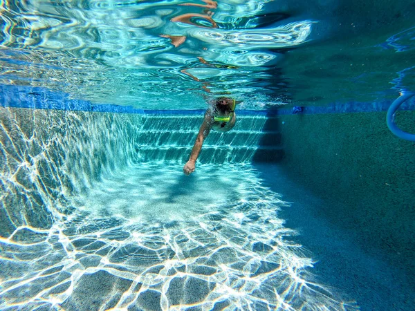 フロリダの晴れた日にきれいなプールの水でフリースタイルを泳いでいる男 — ストック写真