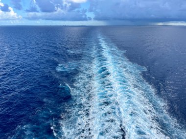 Güzel fırtınalı bir günde, Atlantik Okyanusu 'nda kara bulutlar ve mavi denizlerle dolu bir yolcu gemisi Nassau, Bahamalar' dan yelken açıyor..