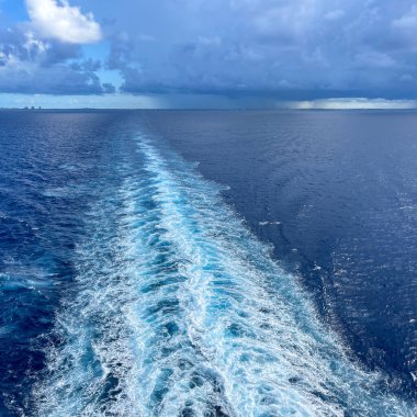 Güzel fırtınalı bir günde, Atlantik Okyanusu 'nda kara bulutlar ve mavi denizlerle dolu bir yolcu gemisi Nassau, Bahamalar' dan yelken açıyor..