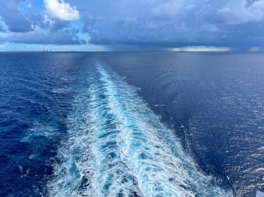 Güzel fırtınalı bir günde, Atlantik Okyanusu 'nda kara bulutlar ve mavi denizlerle dolu bir yolcu gemisi Nassau, Bahamalar' dan yelken açıyor..