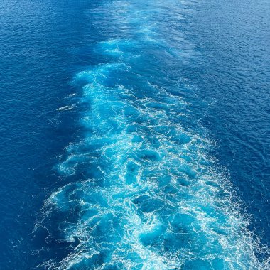 Bir yolcu gemisi güzel güneşli bir günde beyaz bulutlar ve Atlantik Okyanusu 'ndaki mavi denizlerle uyanıyor..