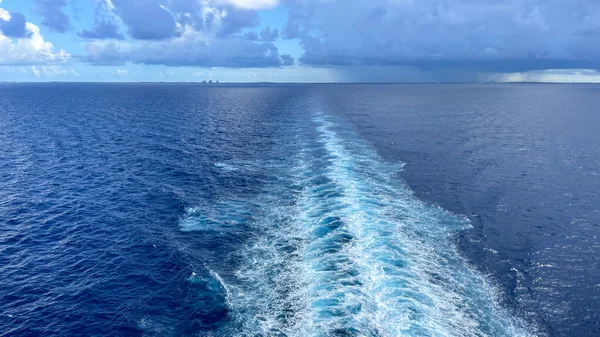 Круизный Корабль Просыпается Прекрасный Штормовой День Темными Облаками Голубыми Морями — стоковое фото