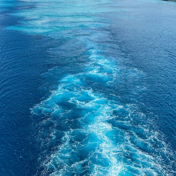Statek Wycieczkowy Budzi Się Piękny Słoneczny Dzień Białymi Chmurami Błękitnymi — Zdjęcie stockowe