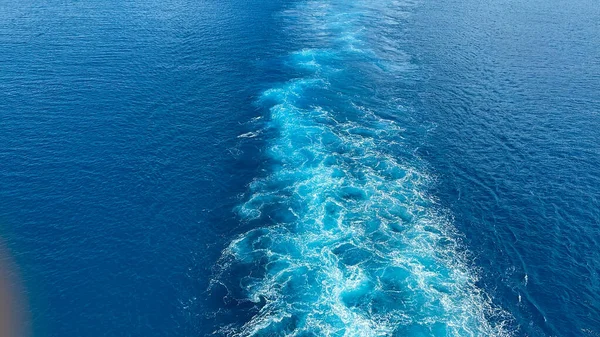 Plavební Loď Probudit Krásného Slunečného Dne Bílými Mraky Modrými Moři — Stock fotografie