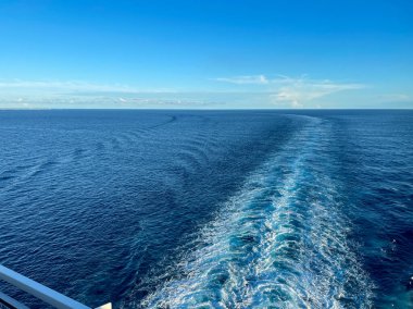Bir yolcu gemisi güzel güneşli bir günde beyaz bulutlar ve Atlantik Okyanusu 'ndaki mavi denizlerle uyanıyor..