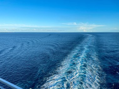 Bir yolcu gemisi güzel güneşli bir günde beyaz bulutlar ve Atlantik Okyanusu 'ndaki mavi denizlerle uyanıyor..