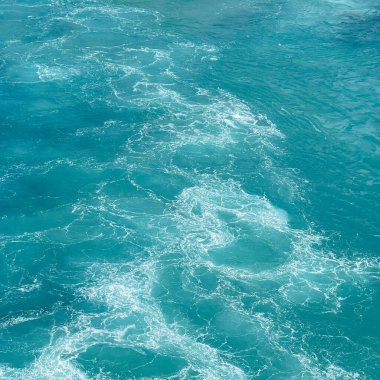 Bir yolcu gemisi güzel güneşli bir günde beyaz bulutlar ve Atlantik Okyanusu 'ndaki mavi denizlerle uyanıyor..