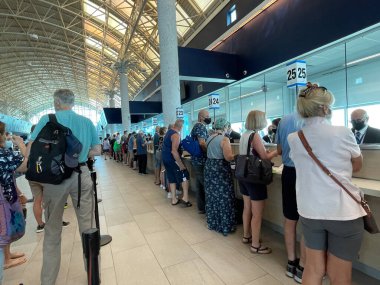 Cape Canaveral, FL USA - 10 Ekim 2021: Yolcu gemisi MSC Divina 'nın bilet gişesinde konukların Florida, Port Canaveral' da bir gemi seyahatine çıkmaları.