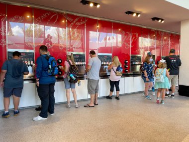 Orlando, FL USA - 9 Ekim 2021: İnsanlar soda çeşmesinden soda döküyorlar.
