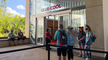 Orlando, FL USA - 9 Ekim 2021: Uluslararası bir Coca Cola soda çeşmesinden soda deneme kuyruğu.