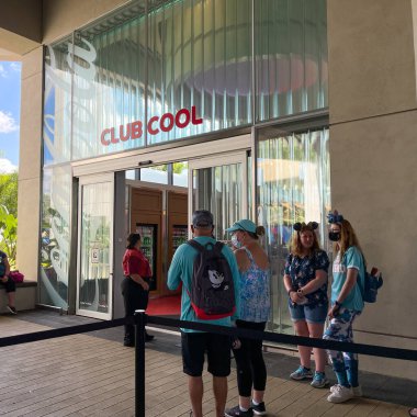 Orlando, FL USA - 9 Ekim 2021: Uluslararası bir Coca Cola soda çeşmesinden soda deneme kuyruğu.