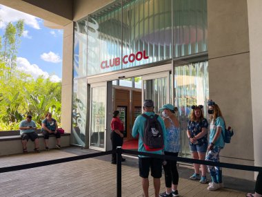 Orlando, FL USA - 9 Ekim 2021: Uluslararası bir Coca Cola soda çeşmesinden soda deneme kuyruğu.