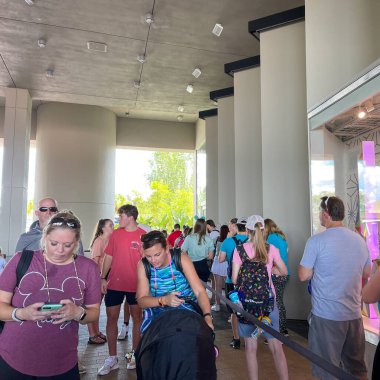 Orlando, FL USA - 9 Ekim 2021: Uluslararası bir Coca Cola soda çeşmesinden soda deneme kuyruğu.