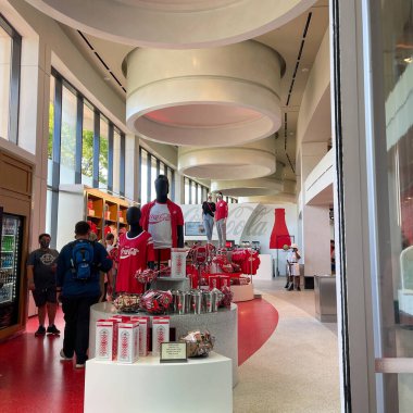 Orlando, FL USA - 9 Ekim 2021: Uluslararası bir Coca Cola soda çeşmesinden soda deneme kuyruğu.