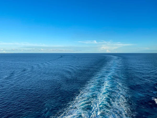 Plavební Loď Probudit Krásného Slunečného Dne Bílými Mraky Modrými Moři — Stock fotografie