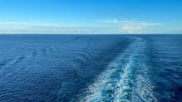 Ein Kreuzfahrtschiff Wacht Einem Schönen Sonnigen Tag Mit Weißen Wolken — Stockfoto