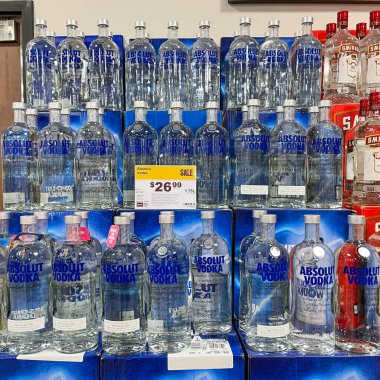 Springfield, IL USA - 23 Eylül 2021: Springfield, Illinois 'deki bir Binney içki dükkanında bir şişe Absolut Votka.