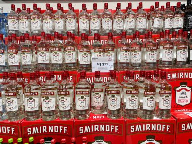 Springfield, IL USA - 23 Eylül 2021: Springfield, Illinois 'deki bir Binney içki dükkanında bir şişe Smirnoff Votka.