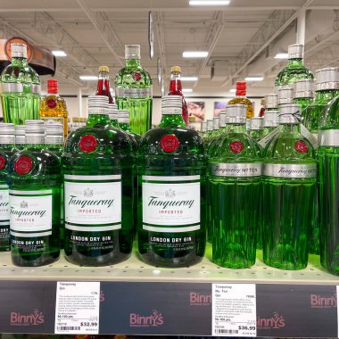 Springfield, IL USA - 23 Eylül 2021: Springfield, Illinois 'deki bir Binney içki dükkanında bir şişe Tanqueray Gin sergisi.