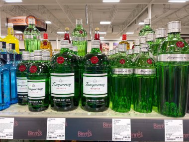 Springfield, IL USA - 23 Eylül 2021: Springfield, Illinois 'deki bir Binney içki dükkanında bir şişe Tanqueray Gin sergisi.