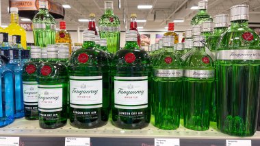 Springfield, IL USA - 23 Eylül 2021: Springfield, Illinois 'deki bir Binney içki dükkanında bir şişe Tanqueray Gin sergisi.