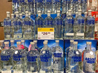 Springfield, IL USA - 23 Eylül 2021: Springfield, Illinois 'deki bir Binney içki dükkanında bir şişe Absolut Votka.