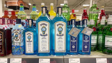 Springfield, IL USA - 23 Eylül 2021: Springfield, Illinois 'deki bir Binney içki dükkanında bir şişe Bombay Sapphire Gin sergisi.