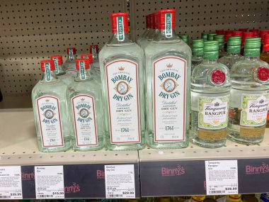 Springfield, IL USA - 23 Eylül 2021: Springfield, Illinois 'deki bir Binney içki dükkanında bir şişe Bombay Dry Gin sergisi.
