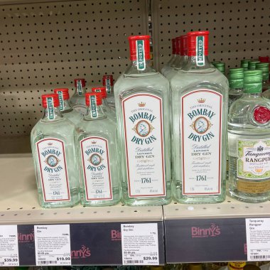 Springfield, IL USA - 23 Eylül 2021: Springfield, Illinois 'deki bir Binney içki dükkanında bir şişe Bombay Dry Gin sergisi.