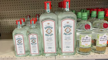 Springfield, IL USA - 23 Eylül 2021: Springfield, Illinois 'deki bir Binney içki dükkanında bir şişe Bombay Dry Gin sergisi.
