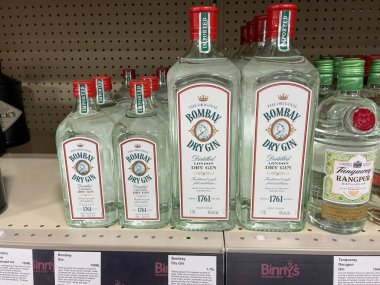 Springfield, IL USA - 23 Eylül 2021: Springfield, Illinois 'deki bir Binney içki dükkanında bir şişe Bombay Dry Gin sergisi.