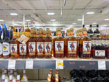 Springfield, IL ABD - 23 Eylül 2021: Springfield, Illinois 'deki bir Binney içki dükkanında arka plan bokeh ile Tanqueray Gin şişeleri sergisi.