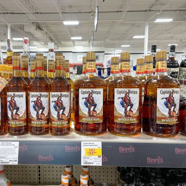 Springfield, IL ABD - 23 Eylül 2021: Springfield, Illinois 'deki bir Binney içki dükkanında arka plan bokeh ile Tanqueray Gin şişeleri sergisi.