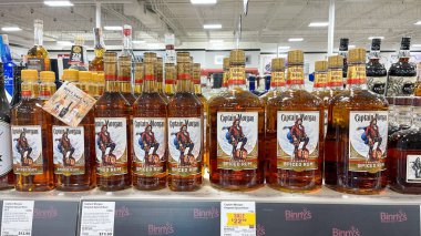 Springfield, IL ABD - 23 Eylül 2021: Springfield, Illinois 'deki bir Binney içki dükkanında arka plan bokeh ile Tanqueray Gin şişeleri sergisi.