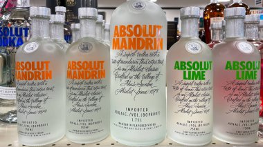 Springfield, Illinois 'deki bir Binney içki dükkanında arkaplanlı Absolut Votka şişeleri sergileniyor..