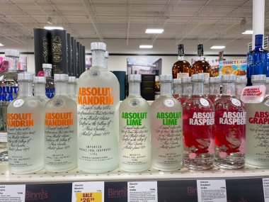 Springfield, Illinois 'deki bir Binney içki dükkanında arkaplanlı Absolut Votka şişeleri sergileniyor..