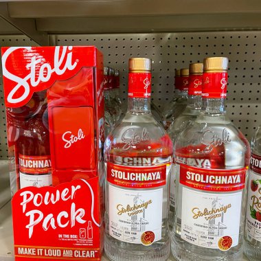 Springfield, IL USA - 23 Eylül 2021: Springfield, Illinois 'deki bir Binneys liqour mağazasında arka planda bir şişe Stolichnaya votkası sergisi.