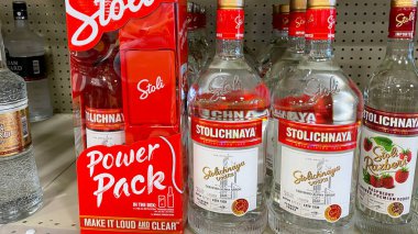 Springfield, IL USA - 23 Eylül 2021: Springfield, Illinois 'deki bir Binneys liqour mağazasında arka planda bir şişe Stolichnaya votkası sergisi.