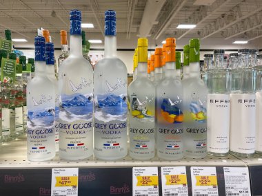 Springfield, IL USA - 23 Eylül 2021: Springfield, Illinois 'de bir Binney liqour mağazasında arka planda bir şişe Grey Goose Votka sergisi.