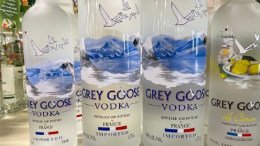 Springfield, IL USA - 23 Eylül 2021: Springfield, Illinois 'de bir Binney liqour mağazasında arka planda bir şişe Grey Goose Votka sergisi.