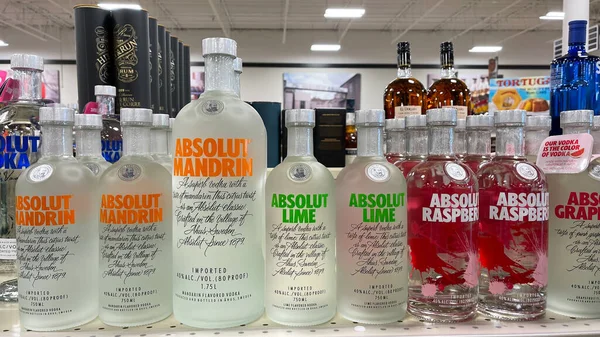 Prohlídka Lahví Ochucené Absolut Vodky Pozadím Bokeh Binneys Liqour Store — Stock fotografie