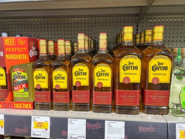 Springfield, IL USA - 23 Eylül 2021: Springfield, Illinois 'de bir Binney içki dükkanında arka planda saklanan Jose Cuervo Especial Gold Tequilla sergisi.