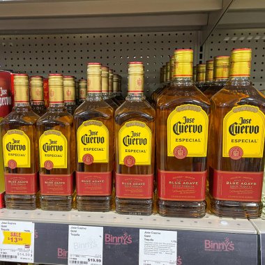 Springfield, IL USA - 23 Eylül 2021: Springfield, Illinois 'de bir Binney içki dükkanında arka planda saklanan Jose Cuervo Especial Gold Tequilla sergisi.