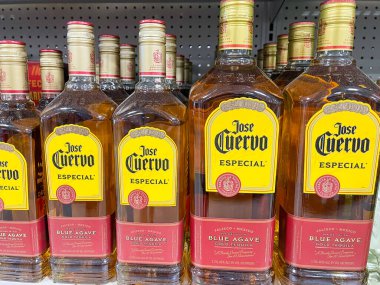 Springfield, IL USA - 23 Eylül 2021: Springfield, Illinois 'de bir Binney içki dükkanında arka planda saklanan Jose Cuervo Especial Gold Tequilla sergisi.