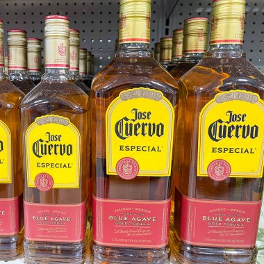 Springfield, IL USA - 23 Eylül 2021: Springfield, Illinois 'de bir Binney içki dükkanında arka planda saklanan Jose Cuervo Especial Gold Tequilla sergisi.