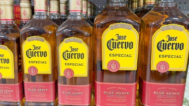 Springfield, IL USA - 23 Eylül 2021: Springfield, Illinois 'de bir Binney içki dükkanında arka planda saklanan Jose Cuervo Especial Gold Tequilla sergisi.
