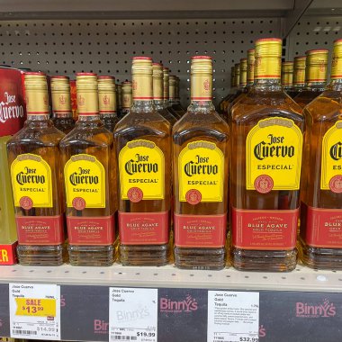 Springfield, IL USA - 23 Eylül 2021: Springfield, Illinois 'de bir Binney içki dükkanında arka planda saklanan Jose Cuervo Especial Gold Tequilla sergisi.