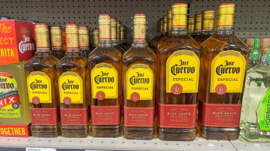 Springfield, IL USA - 23 Eylül 2021: Springfield, Illinois 'de bir Binney içki dükkanında arka planda saklanan Jose Cuervo Especial Gold Tequilla sergisi.