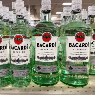 Springfield, IL USA - 23 Eylül 2021: Springfield, Illinois 'deki Binney içki dükkanında arka planda bir şişe Bacardi Rum Superior sergisi.