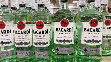 Springfield, IL USA - 23 Eylül 2021: Springfield, Illinois 'deki Binney içki dükkanında arka planda bir şişe Bacardi Rum Superior sergisi.